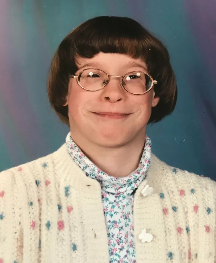 Foto escolar en la que me veo como una bibliotecaria de 60 años, con mi cárdigan, mi cuello de tortuga y mis anteojos gruesos. Fecha y edad desconocidas.