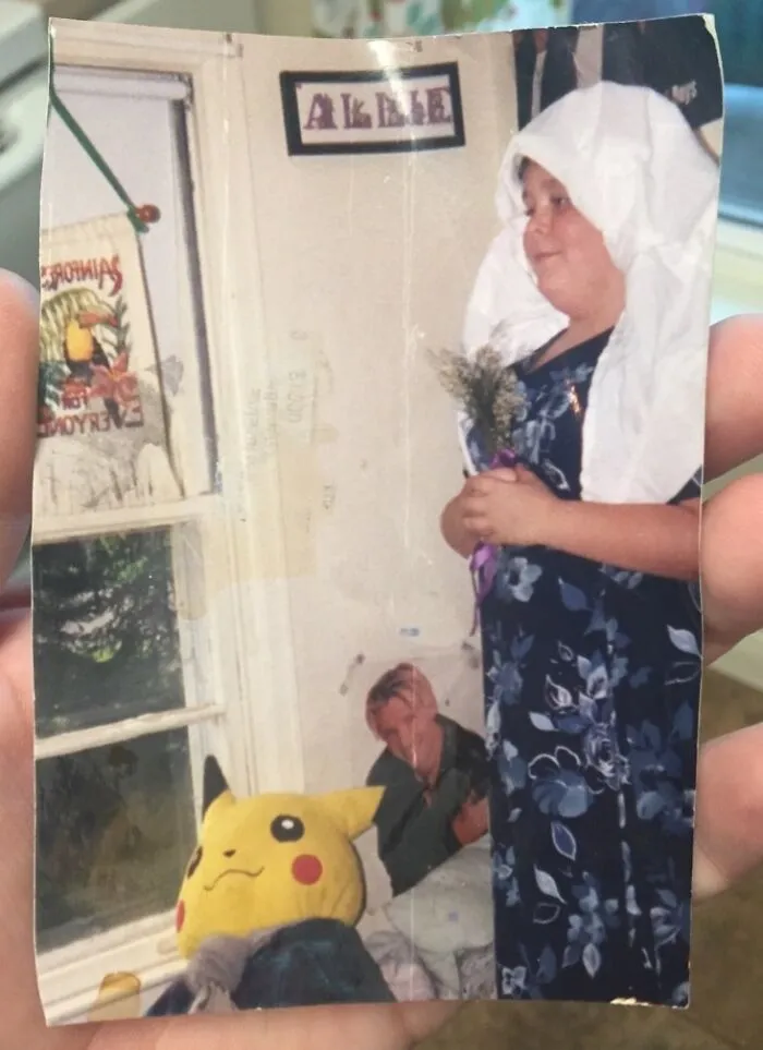 Recientemente, visité a mi hermana, quien compartió su foto favorita de mí: El día en el que me casé con Ricky, mi peluche gigante de Pikachu.
