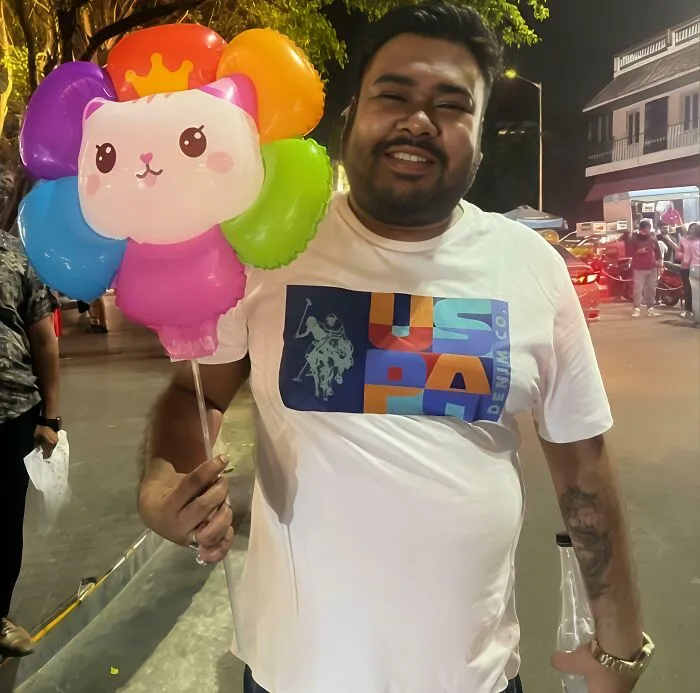 I Always Wanted To Buy These Colorful Balloons, But My Parents Refused. Today, On My 30th Birthday, I Bought One For Myself