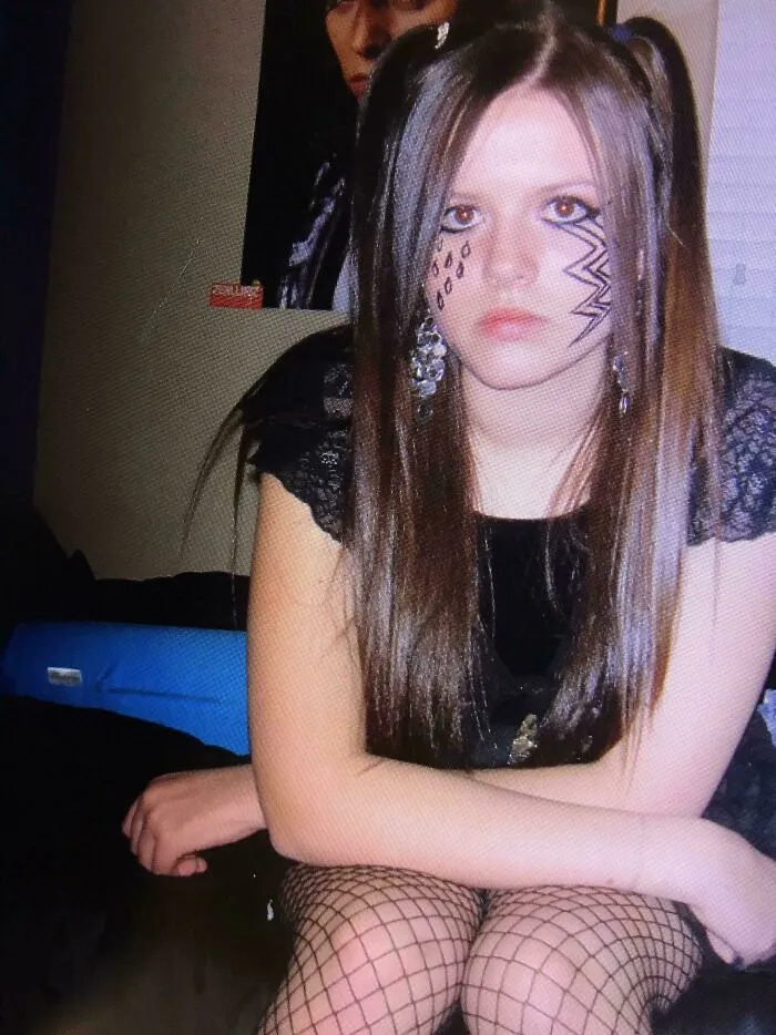 Toda llena de delineador y angustia, lista para ir al concierto local emo (2006)