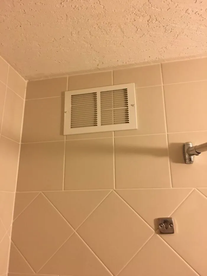 La ventilación de la ducha del hotel no parece estar funcionando