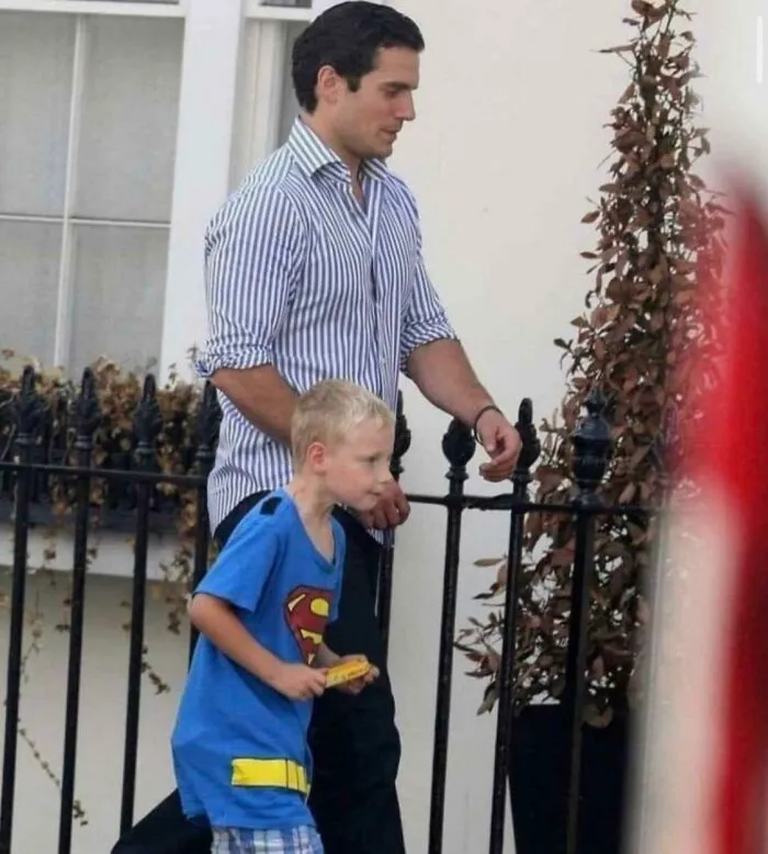 This Is Tom And He’s 7 Years Old. One Day He Told His Schoolmates That His Uncle Was Superman. The Other Kids Made Fun Of Him And No One Believed Him. Then His Mother Made A Call, And She Asked Her Brother-In-Law To Take Him To School One Day. And Henry Cavill, Of Course, Was Delighted To Do So