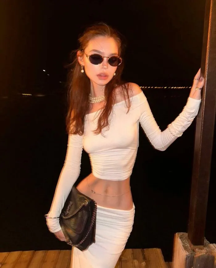 This Makes Me So Sad, She’s So Pretty But I Don’t Know How Anyone Could Think This Is Real