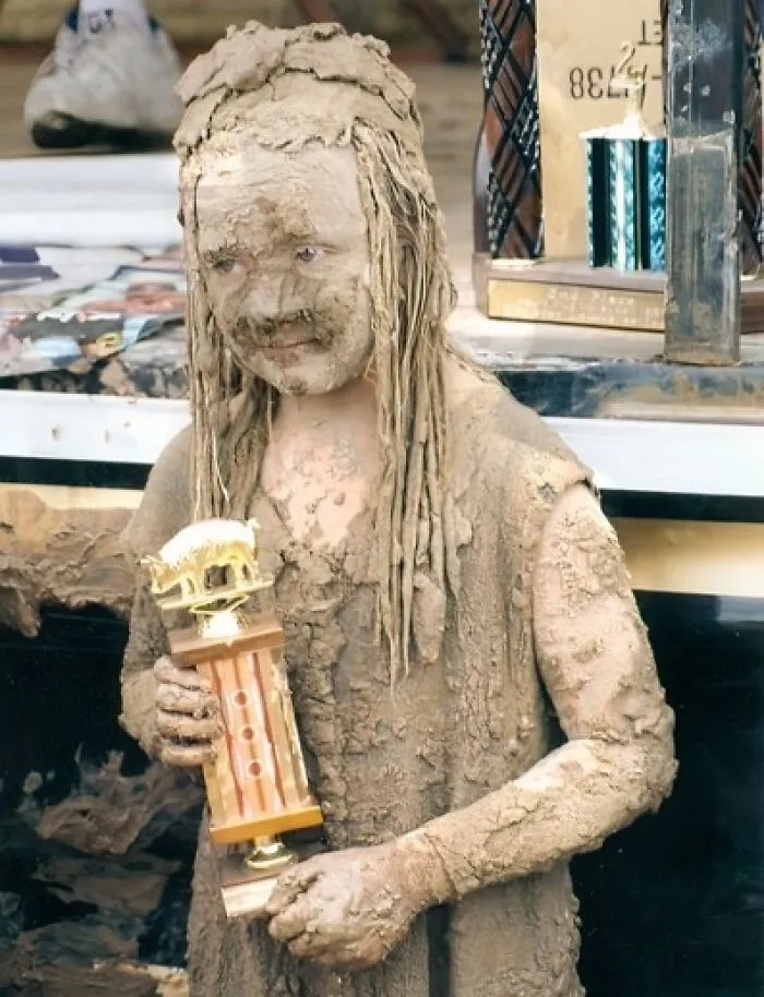 Aquí estoy, ganando el premio “pequeña chanchita” en un torneo de vóleibol sobre lodo en 1998