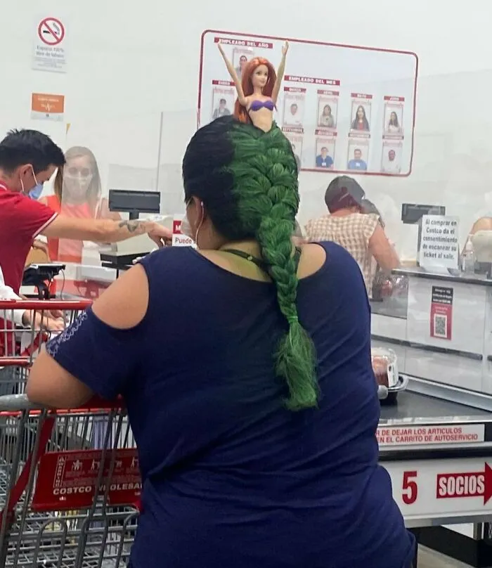 Me imagino que trabaja en una escuela y justo era el día del peinado extravagante 