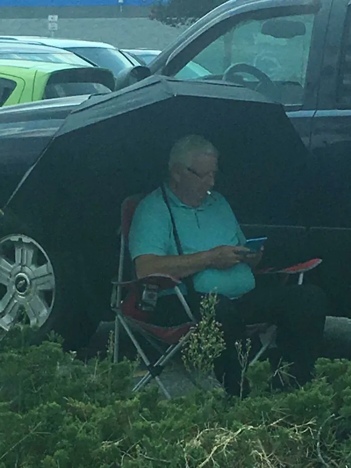 Saw This Guy Pull Out His Setup While His Wife Went In To Shop
