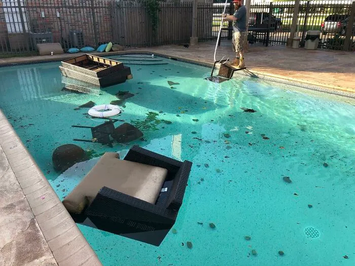 Persona limpiando una piscina con muebles caídos y escombros, mostrando un caso de gente siendo mala y avergonzada online.