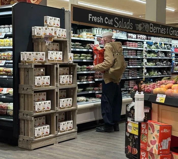 He visto a Popeye comprando espinacas hoy