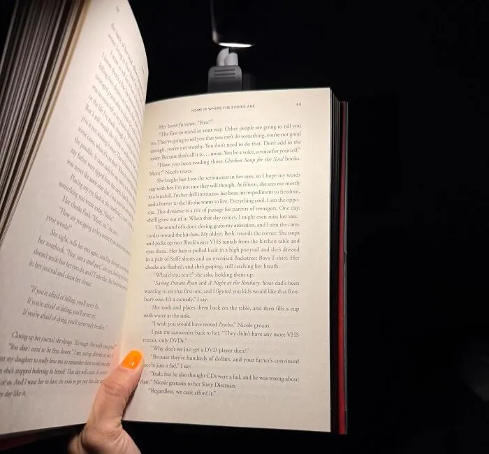 This <span Style="Font: Inherit; Color: #d74b1f;"> Rechargeable Book Light </Span> Will Make Your Unexpected Bookworm Friend Think You Were Very Thoughtful