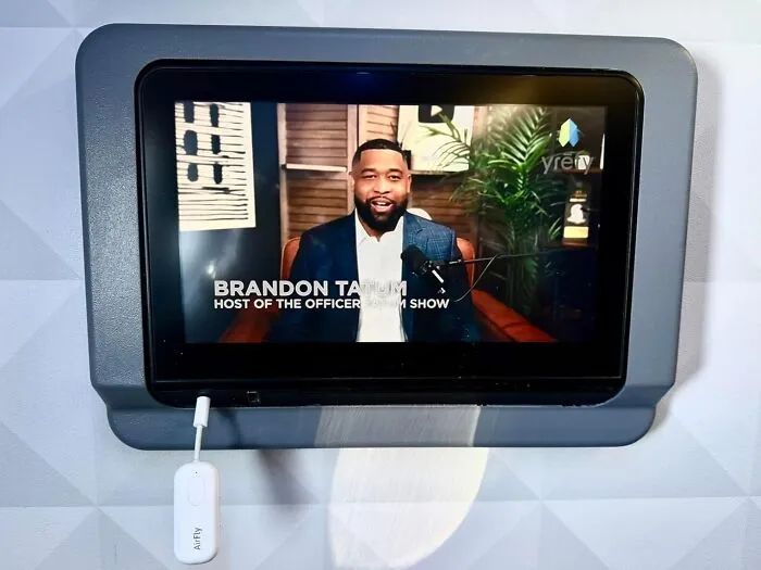 An <span Style="Font: Inherit; Color: #d74b1f;"> Airplane Audio Transmitter </Span> Seems High-Tech Enough To Impress Any Last-Minute Guest