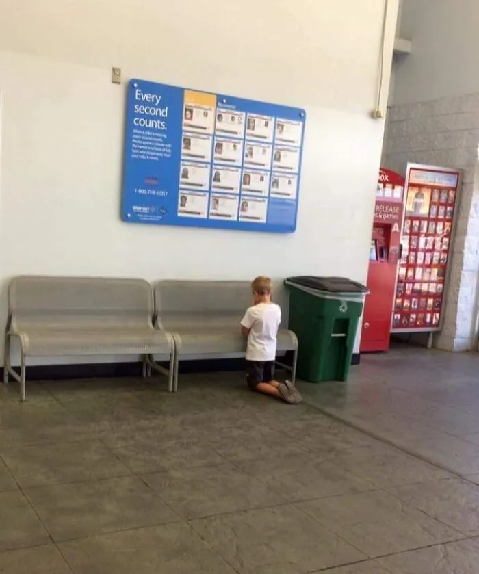 Tuve que ir a Walmart a las apuradas. Me di la vuelta para asegurarme de que mi hijo estuviera a mi lado para encontrarlo arrodillado, rezando frente al tablero de niños desaparecidos. 