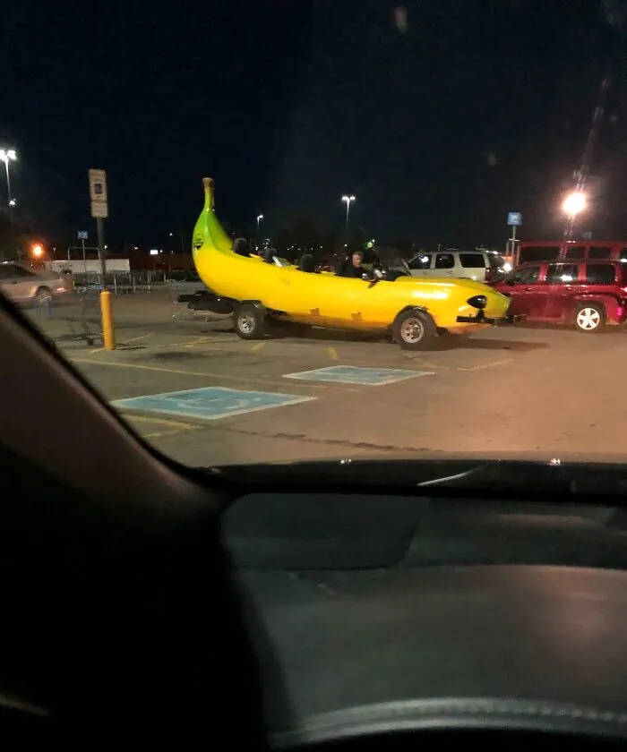 Este coche con forma de banana que vi el fin de semana en Walmart 