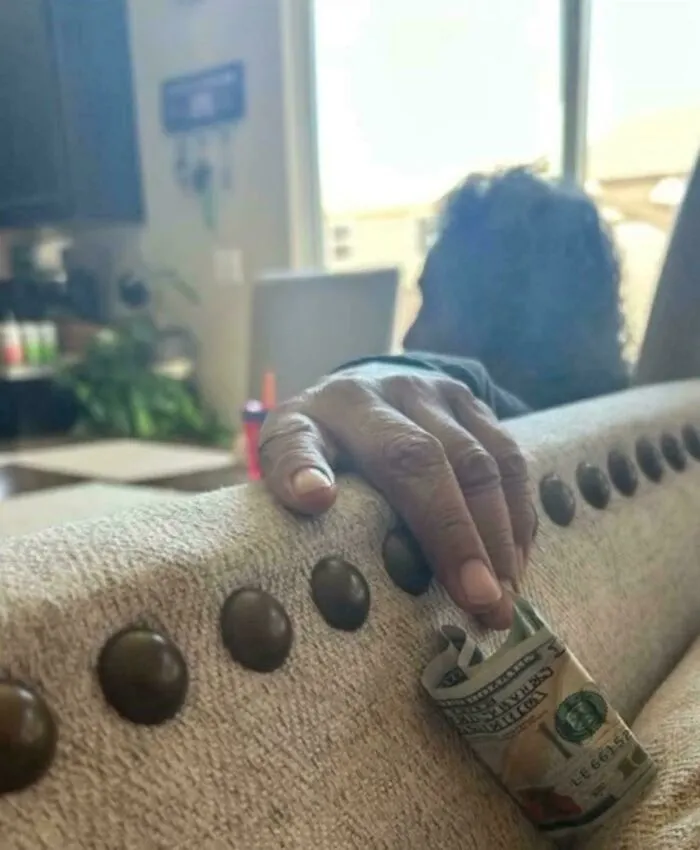La abuela pasándome algo de dinero disimuladamente