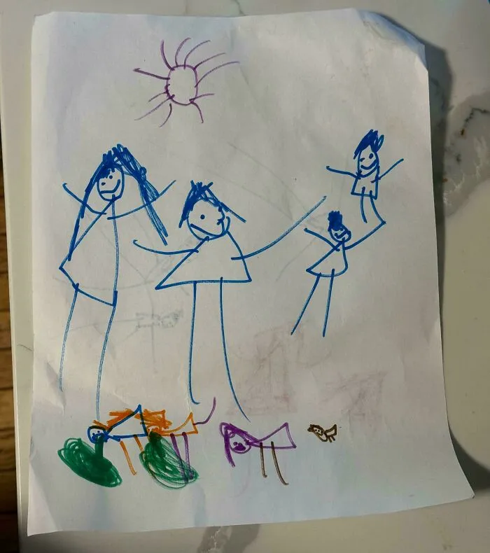 Mi hija de 5 años hizo un retrato de la familia, pero dibujó a dos de nuestros perros vomitando 