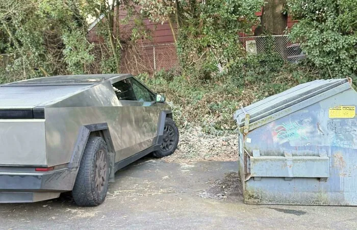 Cybertrucks aparcados el uno al lado del otro