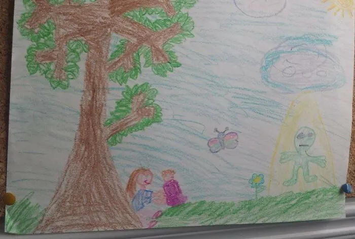 Mientras limpiaba el sótano encontré un dibujo viejo que hizo mi hermana cuando era pequeña en el que me entregaba a los dioses alienígenas