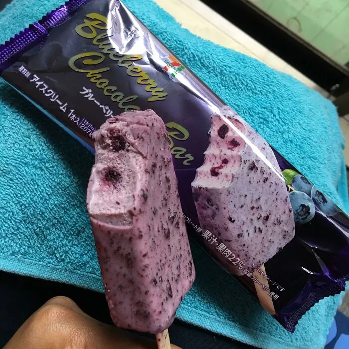 Compré este helado en un 7-Eleven de Tokio y era exactamente igual al de la foto. ¡Y estaba delicioso!