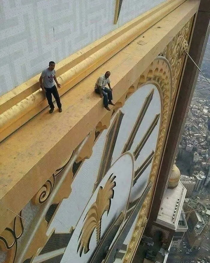 Dos hombres en la cima del Abraj Al-Bait, en La Meca