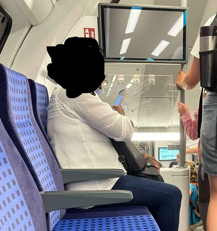 Su música cristiana suena a todo volumen en el tren. Porque le gusta.