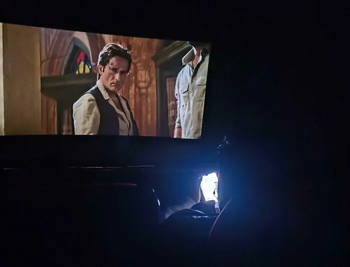 Este hombre tuvo su teléfono con el brillo al máximo durante más de una hora en el cine