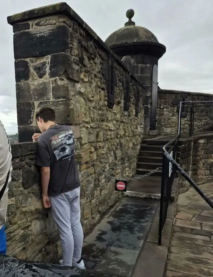 Rayar tu nombre en el Castillo de Edimburgo. Sí, le regañé al niño y siguió haciéndolo. Informamos al personal, que llamó a seguridad.