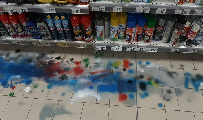 Ni me hables de la gente que prueba la pintura en aerosol de esta manera
