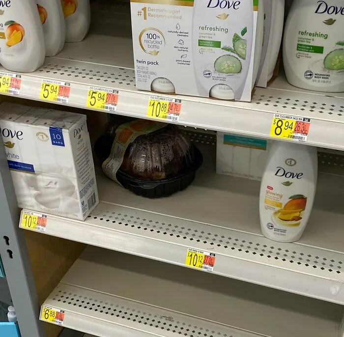 Personas que dejan alimentos perecederos en los estantes de las tiendas donde no pintan nada