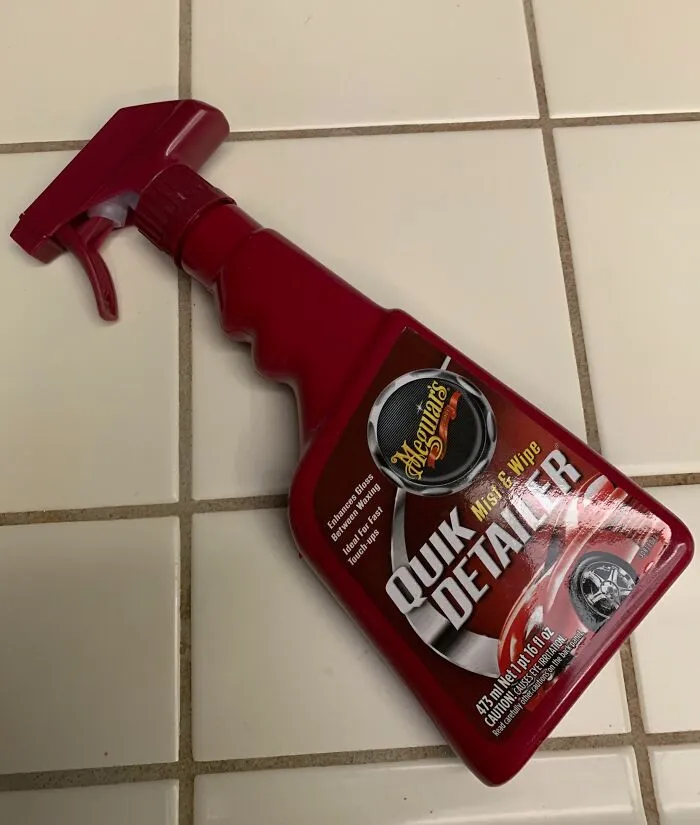 Todos en el trabajo recibieron increíbles regalos hechos con el corazón para el amigo invisible y yo recibí una botella de limpiador de autos como broma.