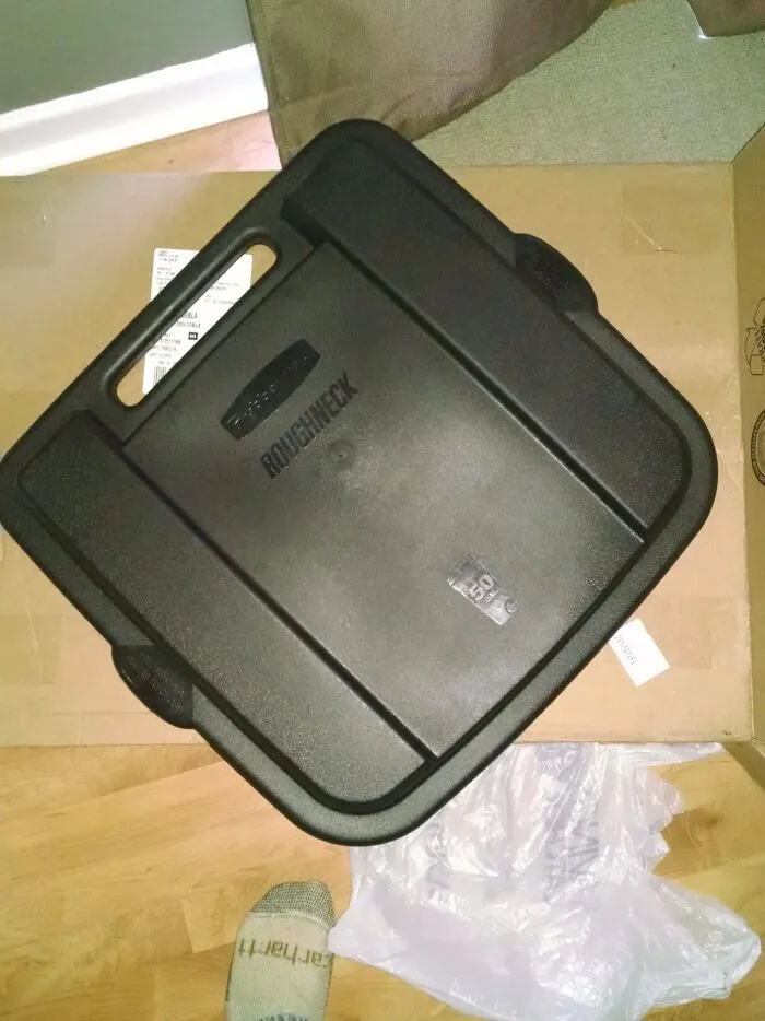 Mi amigo invisible me envió una tapa de cubo de basura. Estoy harto