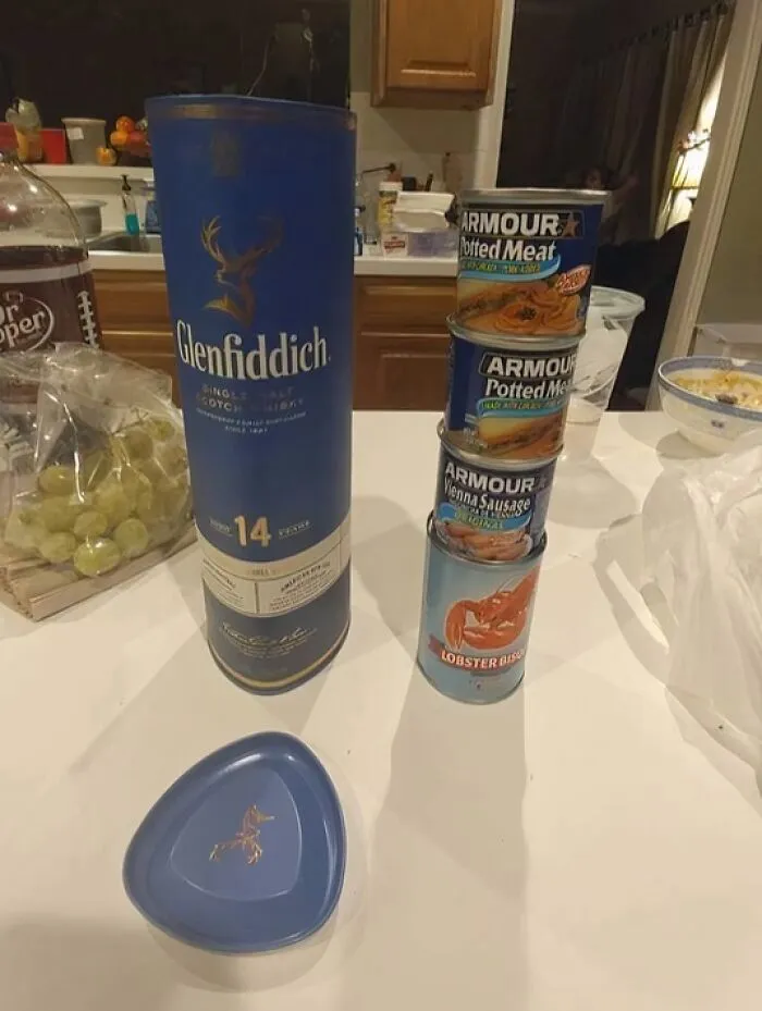 Esta "botella de whisky" en mi oficina que fue robada 2 veces antes de que nadie la abriera y encontrara estas latas dentro