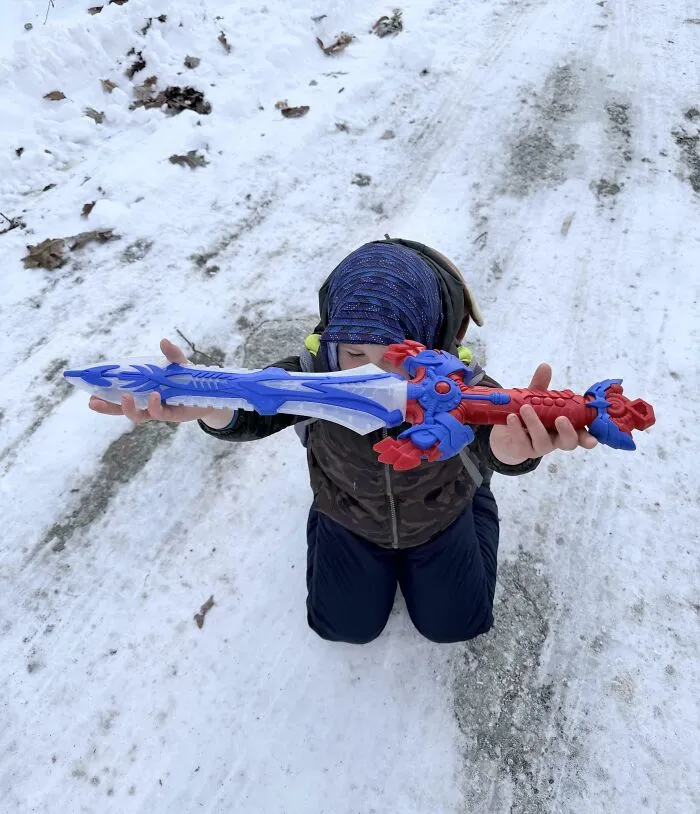 Saludé a mi hijo de 5 años cuando bajó del autobús con una espada. Cayó de rodillas y se rindió. No sé qué batalla estábamos librando, pero supongo que gané.