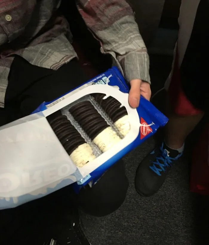 Hicimos el amigo invisible y alguien recibió un paquete de galletas Oreo con la crema separada de las galletas.