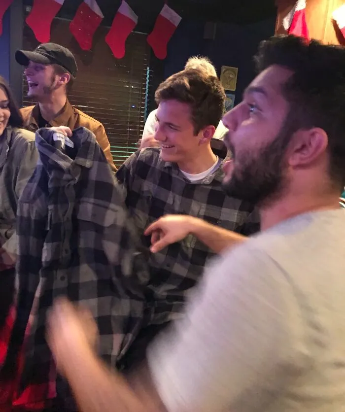 Este compañero recibió del amigo invisible la misma camisa que llevaba puesta