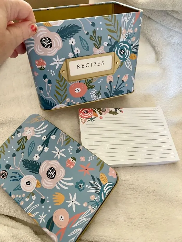 A <a Style="Display:inline;" Href="Https://Www.amazon.com/Jot-Mark-Decorative-Recipe-Hundreds/Dp/B07tk6lvvm?ie=utf8&th=1&linkcode=ll1&tag=bpcorgi-20&linkid=7ab76fb366144fceeb28b8194379470a&language=en_us&ref_=as_li_ss_tl" Target="_blank">   <span Style="Font: Inherit; Color: #d74b1f;"> Decorative Recipe Tin </Span> Will Give Their Chaotic, Sauce-Stained Collection Of Handwritten Recipes The Beautiful, Organized, And Slightly Judgmental Home They So Richly Deserve