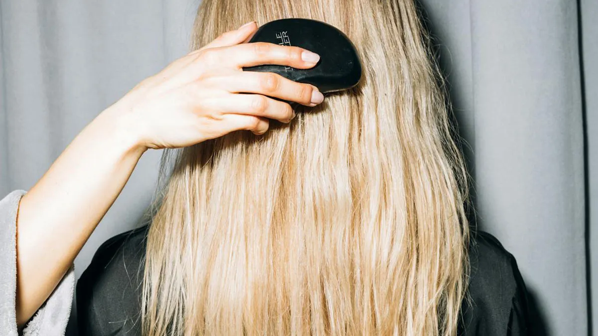 Woman Helps Detangle Daughter’s Friend’s Hair, Her Dad’s Fiancée Blows Up And Threatens To Sue