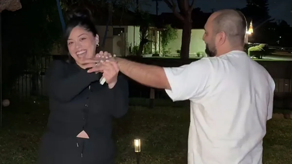 People Are Convinced This Man Didn’t Want To Be At His Own Proposal Organized By GF Of 14 Years