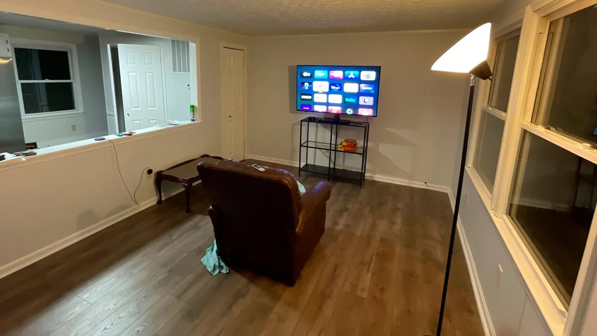 50 Home Professionals Share The Quiet Red Flags They Notice Inside People’s Homes