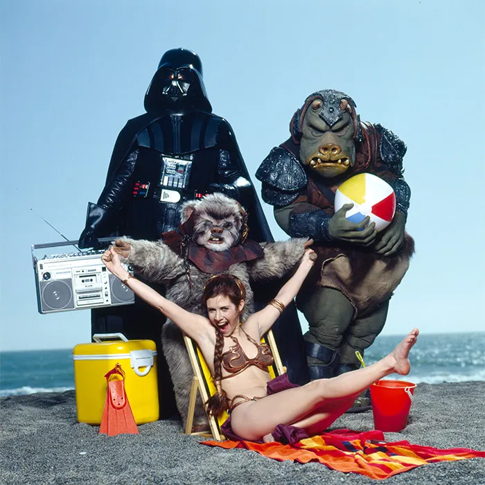 Sesión de fotos de Carrie Fisher en la playa con personajes de 'Star Wars'