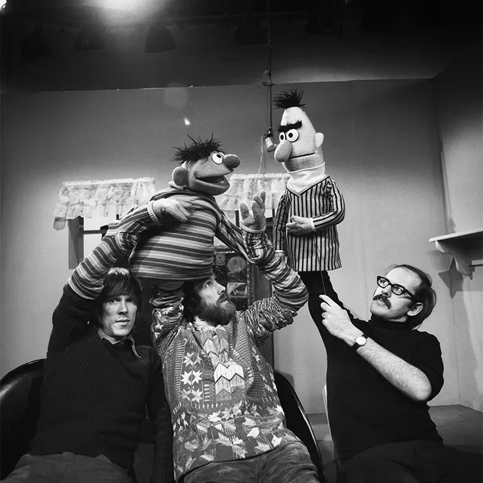 Daniel Seagren, Jim Henson y Frank Oz ensayando una escena para 'Barrio Sésamo'
