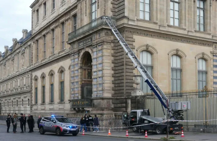 The Device The Thieves Used To Enter The Louvre. - Dimitar Dilkoff / Afp - Getty Images