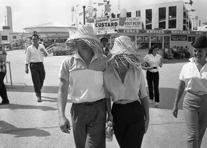 James Dean divirtiéndose con Elizabeth Taylor