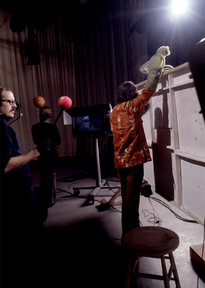 Jim Henson haciendo de titiritero de la rana Gustavo
