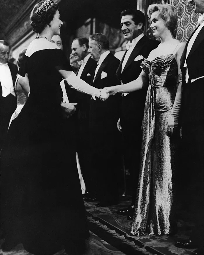 Marilyn Monroe saludando a la Reina Isabel