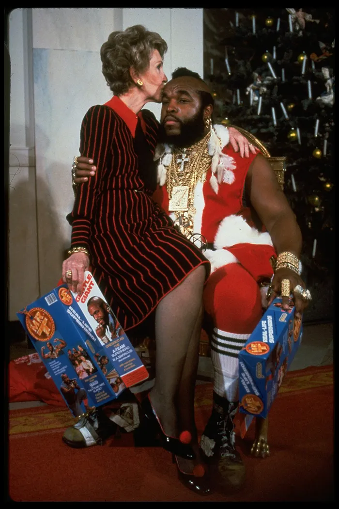 Nancy Reagan besando a Mr. T en la Casa Blanca