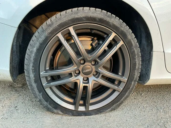 Llanta de auto pinchada en carretera, un claro ejemplo de karma instantáneo y consecuencias inmediatas en la vida diaria.
