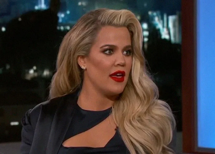 Mujer rubia en entrevista nocturna hablando sobre traiciones impactantes en Hollywood en un programa de televisión.