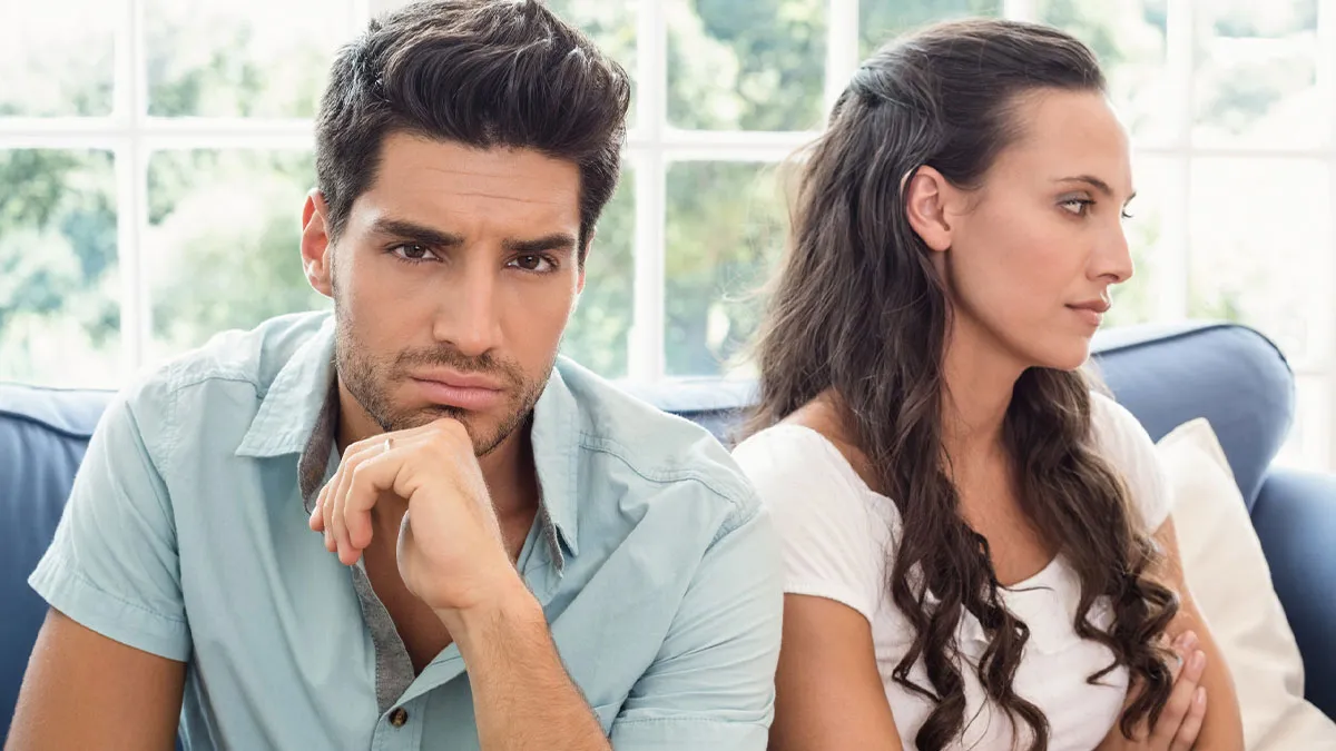 BF Keeps Forgetting GF And Repeating Conversations, Internet Spots A Scary Pattern She Missed