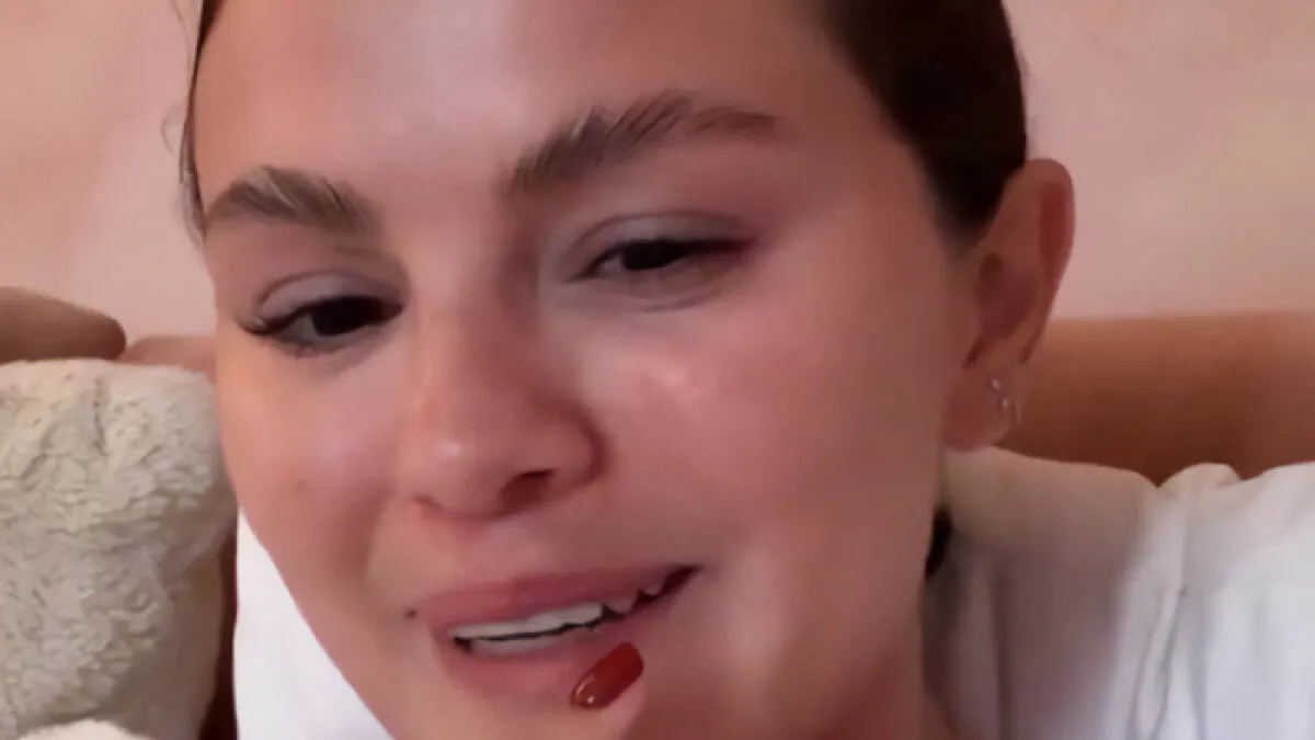 Selena Gomez Has Brilliant Response For Fan Who Asked How She Shaves Her "Mustache"