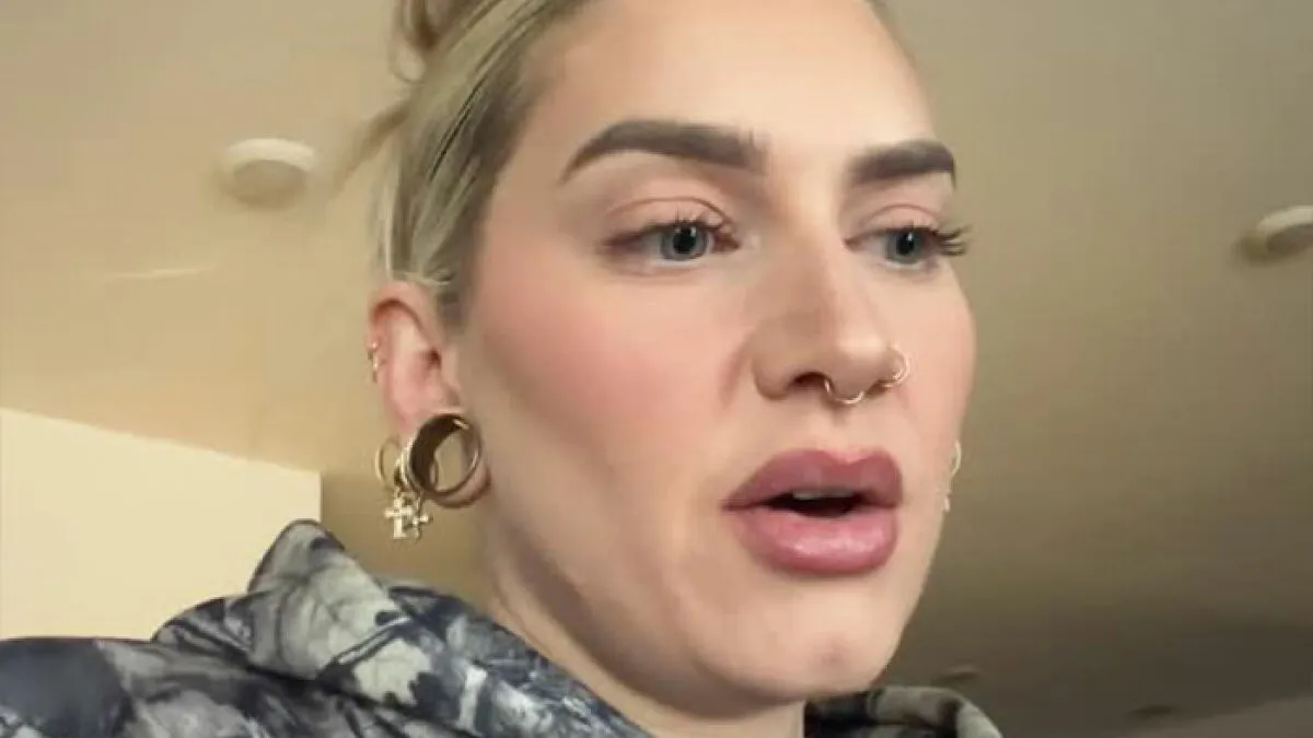 Internet Divided After Woman Says Man Punished Her For Not Switching Seats On Flight