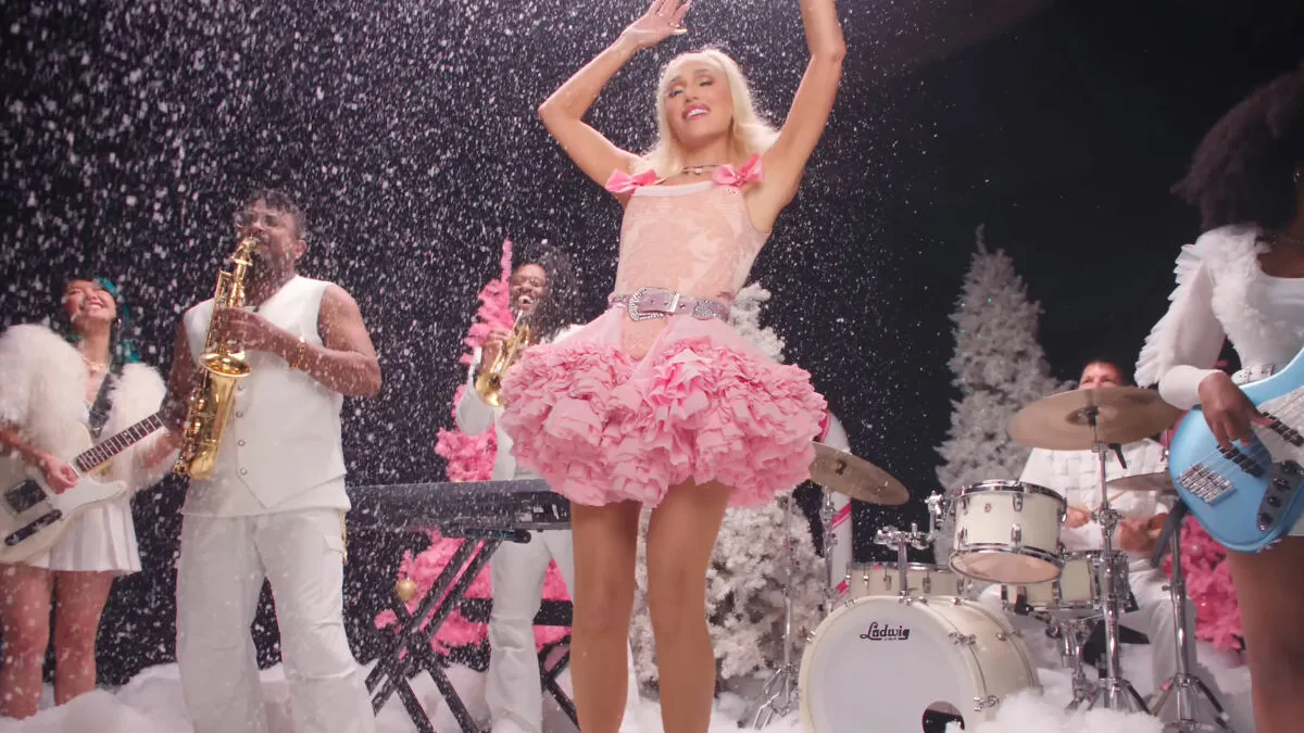 Gwen Stefani’s “Inappropriate” Christmas Outfits Compared To Taylor Swift And Sabrina Carpenter